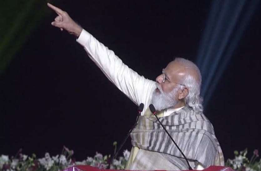 kashi.jpg 15 लाखों दीपों से जगमग हो उठी काशी, पीएम मोदी बोले- महादेव के माथे पर चन्द्रमा की तरह चमक रही काशी