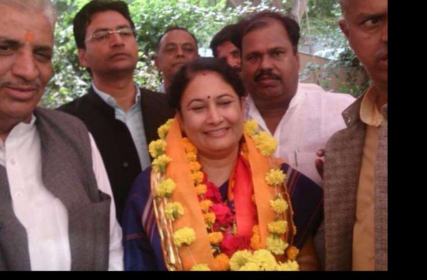 किरण माहेश्वरी कार्यकर्ताओं के साथ। File Pic.,किरण माहेश्वरी कार्यकर्ताओं के साथ। File Pic. स्मृति शेष : किरण ने 1993 दिल्ली में प्रतिबंधित रैली में गिरफ्तारी दी थी