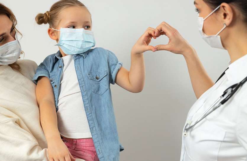 mother-child-masks.jpg ICMR ने किया आगाह, वैक्सीन के बाद भी लंबे समय तक लगाना होगा मास्क, जारी रहेगी सोशल डिस्टेंसिंग