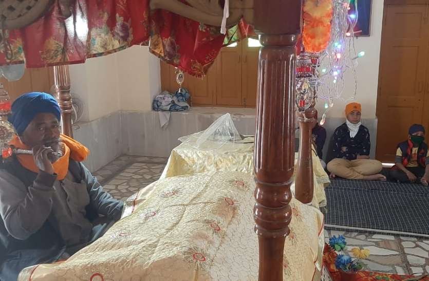 गुरुद्वारे में की अरदास, किया शबद कीर्तन गुरुद्वारे में की अरदास, किया शबद कीर्तन