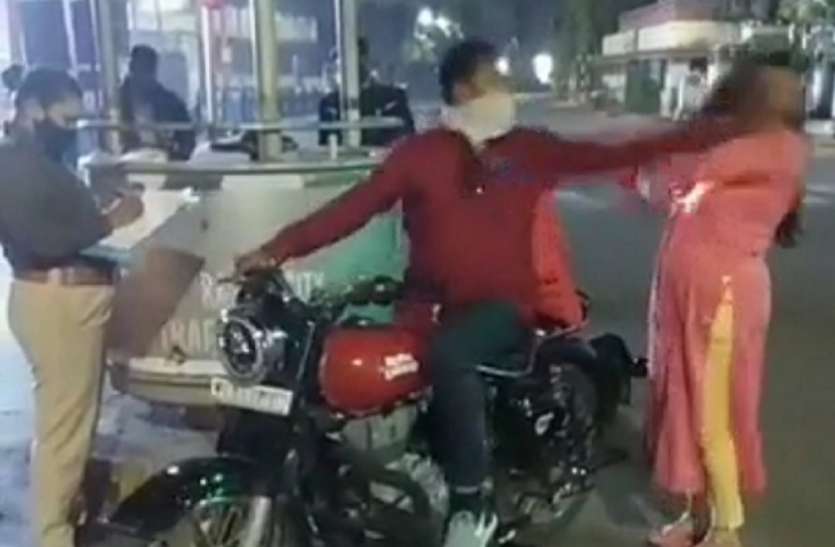 Ahmedabad News : पुलिस के रोकने पर पति-पत्नी में झगड़ा, थप्पड़ जड़ा Ahmedabad News : पुलिस के रोकने पर पति-पत्नी में झगड़ा, थप्पड़ जड़ा