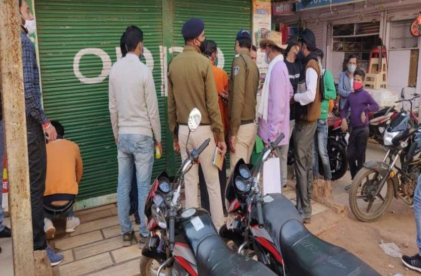 लापरवाही पर शिवपुरी प्रशासन ने 4 दुकानें 48 घंटे के लिए सील किए लापरवाही पर शिवपुरी प्रशासन ने 4 दुकानें 48 घंटे के लिए सील किए
