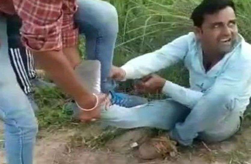 The video of a young man breaking his leg after beating him viral, created a stir युवक से मारपीट कर पैर तोडऩे का विडियो वायरल, मचा हड़कंप