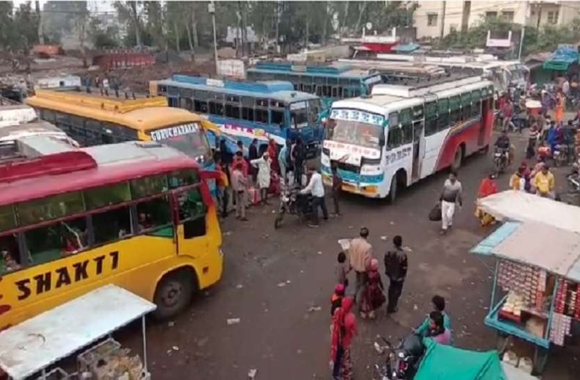 सड़क बने बस स्टैंड (प्रतीकात्मक फोटो) इन बस चालकों की मनमानी से ट्रैफिक सिस्टम फेल