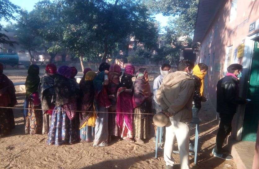 पंचायत चुनाव: ईवीएम में खराबी से रुका मतदान, तो कहीं बिना मास्क पहुंचे मतदाताओं को लौटाया पंचायत चुनाव: ईवीएम में खराबी से रुका मतदान, तो कहीं बिना मास्क पहुंचे मतदाताओं को लौटाया