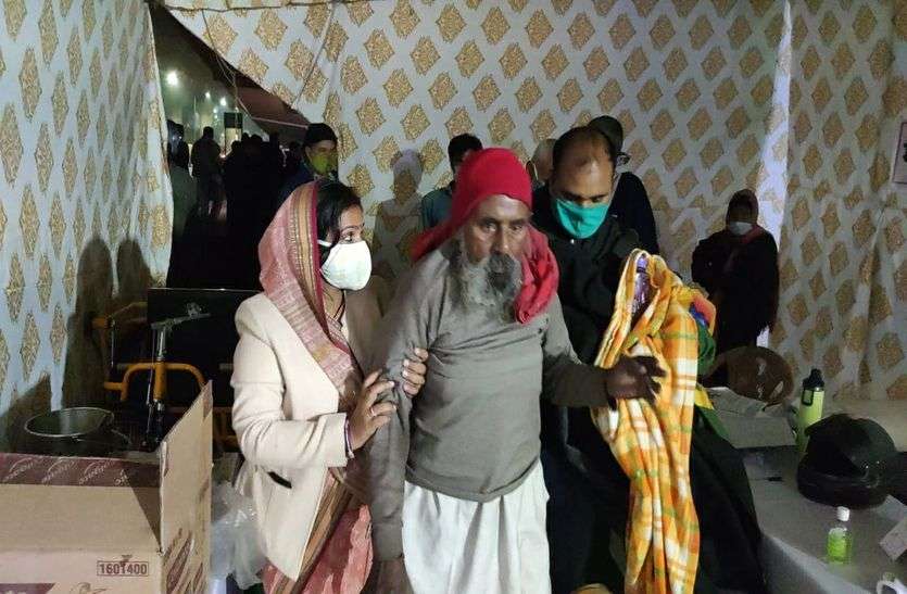 सड़क पर मिला बुजुर्ग, महापौर ने रैन बसेरे में पहुंचाया सड़क पर मिला बुजुर्ग, महापौर ने रैन बसेरे में पहुंचाया