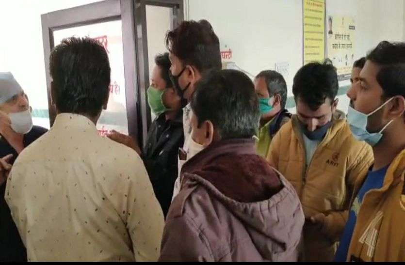 चिकित्सक ने प्रसूता के साथ की अभद्रता, परिजन ने लेबर रूम का बना लिया वीडियो चिकित्सक ने प्रसूता के साथ की अभद्रता, परिजन ने लेबर रूम का बना लिया वीडियो, मचा बवाल