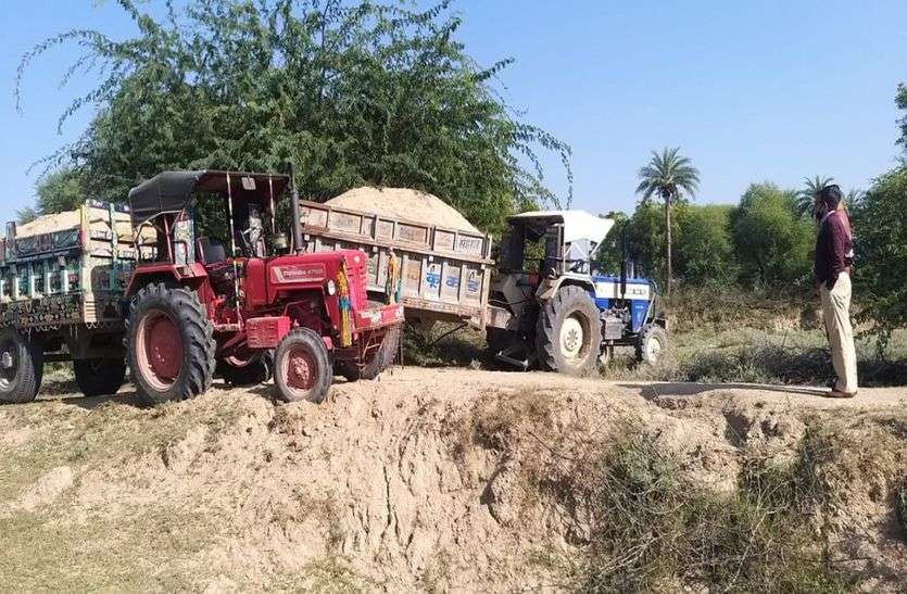 , पिछा किया तो बजरी से भरी ट्रैक्टर को छोड़ भागे