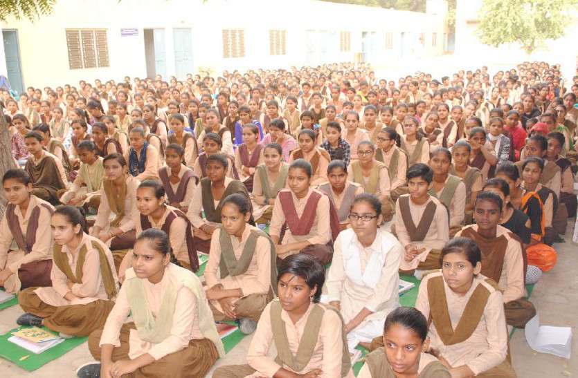 निजी स्कूलों से हो रहा मोह भंग, सरकारी में बढ़ता नामांकन निजी स्कूलों से हो रहा मोह भंग, सरकारी में बढ़ता नामांकन