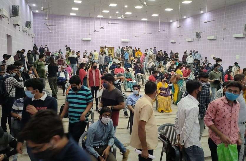 MBM College: कैंपस प्लेसमेंट में रोबोट ने पूछे सवाल, 23 विद्यार्थियों का नौकरी MBM College: कैंपस प्लेसमेंट में रोबोट ने पूछे सवाल, 23 विद्यार्थियों का नौकरी