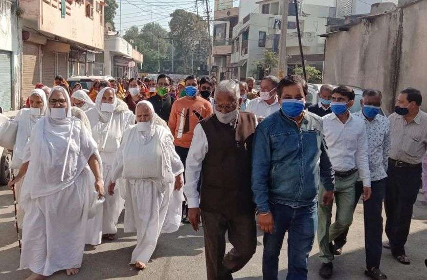 Sadhvi Maina enters Sheetal Swadhyaya Bhavan in bhilwara साध्वी मैना का शीतल स्वाध्याय भवन में प्रवेश