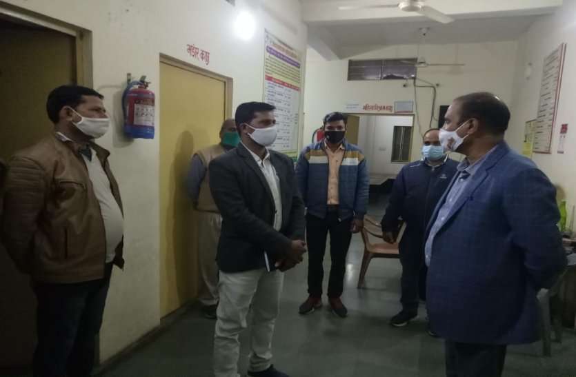 Alwar District Collector Nannumal Pahadiya Surprise Check कार्यभार ग्रहण करने के बाद एक्शन में अलवर के नए जिला कलक्टर, एक के बाद एक व्यवस्थाओं का औचक निरीक्षण किया