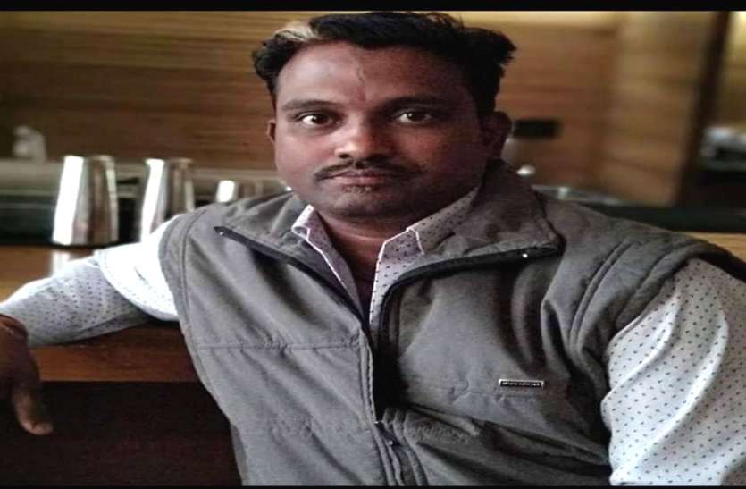भिलाई: पत्नी को आत्महत्या के लिए DSP ने उकसाया अब 5 महीने बाद पति को तेज रफ्तार ट्रेलर ने कुचला भिलाई: पत्नी को आत्महत्या के लिए DSP ने उकसाया अब 5 महीने बाद पति को तेज रफ्तार ट्रेलर ने कुचला