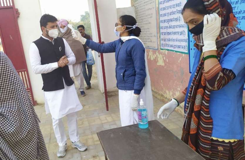 हनुमानगढ़ के संगरिया व टिब्बीमें मतदान की धीमी शुरुआत, दोपहर बाद पकड़ी गति हनुमानगढ़ के संगरिया व टिब्बीमें मतदान की धीमी शुरुआत, दोपहर बाद पकड़ी गति