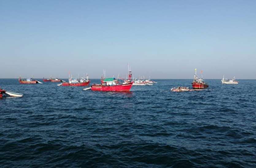 6 fishermen missing from boat sinking in Arabian Sea, 16 rescued अरब सागर में नाव डूबने से 6 मछुआरे लापता, 16 को बचाया, रेस्क्यू ऑपरेशन जारी