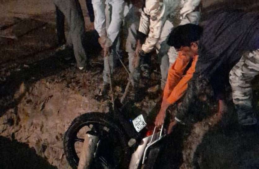 सुरसा की तरह निगल जाने को तैयार यहां के गड्ढे सिस्टम से पूछ रहे हैं सुलगते सवाल सुरसा की तरह निगल जाने को तैयार यहां के गड्ढे सिस्टम से पूछ रहे हैं सुलगते सवाल