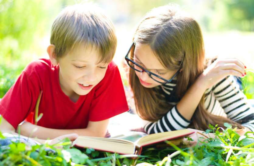 Reading बच्चों के ज्यादा पास से पढऩे-लिखने का आईसाइट पर असर, झुककर पढऩे से आंखें कमजोर