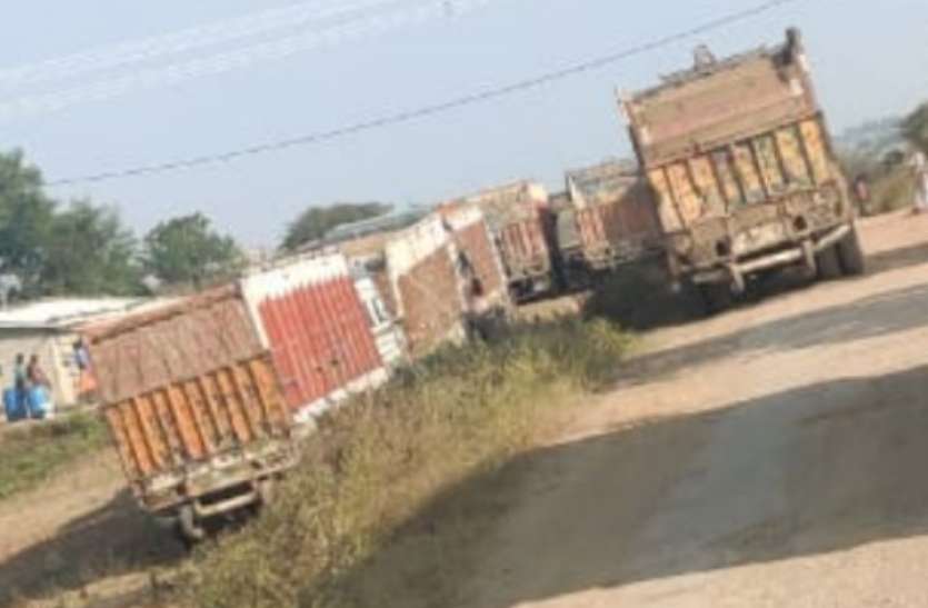 Road vehicles of contact road to avoid toll tax टोल टैक्स से बचने संपर्क मार्ग की सडक़ों को छलनी कर रहे बड़े वाहन, तमाशबीन जिम्मेदार