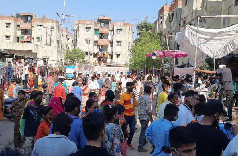 सिलैंडर से गैस रिसाव के कारण विस्फोट के साथ लगी आग सिलैंडर से गैस रिसाव के कारण विस्फोट के साथ लगी आग