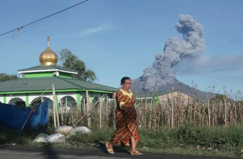 Gunung berapi meletus di Indonesia dan ribuan tunawisma merokok hingga 4 km