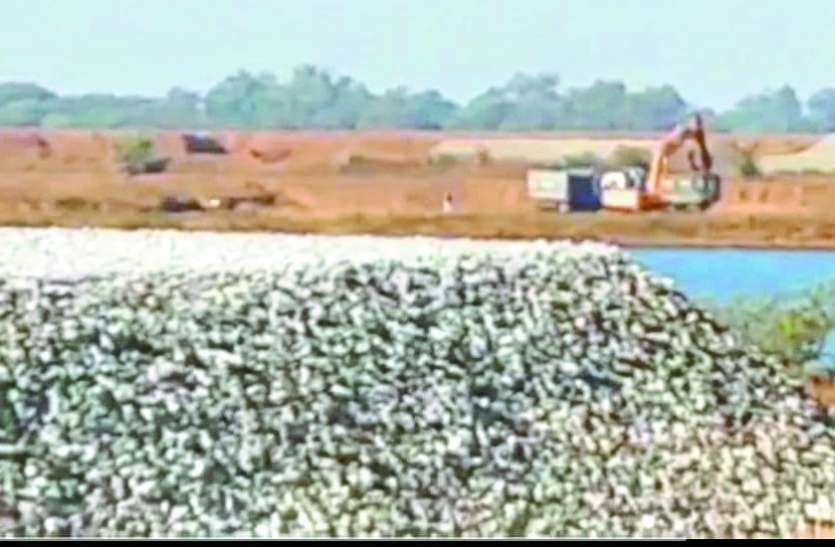 अवैध खनन के लिए गांव की सड़क खोदी, फंसी महतारी एक्सप्रेस, घर पर कराना पड़ा प्रसव अवैध खनन के लिए गांव की सड़क खोदी, फंसी महतारी एक्सप्रेस, घर पर कराना पड़ा प्रसव