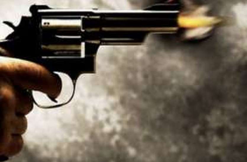 firing.jpg पुलिस ने दस दिन में बारह लूट की वारदातों को अंजाम देनेवाले अपराधी को फायरिंग कर पकड़ा