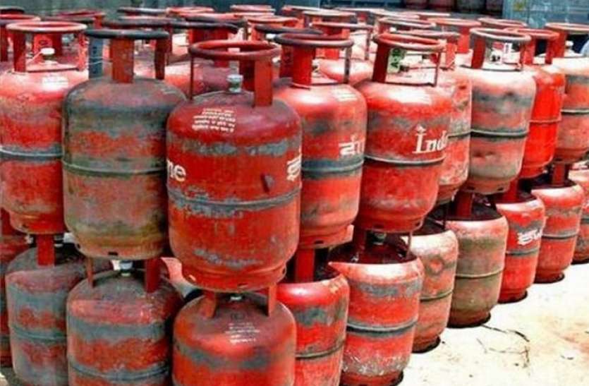 घरेलू सिलेंडर का मूल्य लगातार तीसरे माह यथावत, व्यावसायिक के दाम में 131 रुपए की वृद्धि घरेलू सिलेंडर का मूल्य लगातार तीसरे माह यथावत, व्यावसायिक के दाम में 131 रुपए की वृद्धि