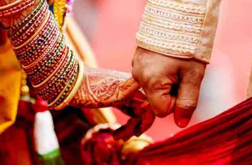 कर्नाटक : दुल्हन को छोड़कर भागा दूल्हा कर्नाटक : दुल्हन को छोड़कर भागा दूल्हा