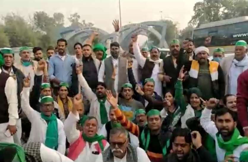 noida.jpg एक माह का राशन लेकर चिल्ला बॉर्डर पर जमे किसान, नोएडा-दिल्ली आने-जाने के लिए इन मार्गों का करें इस्तेमाल
