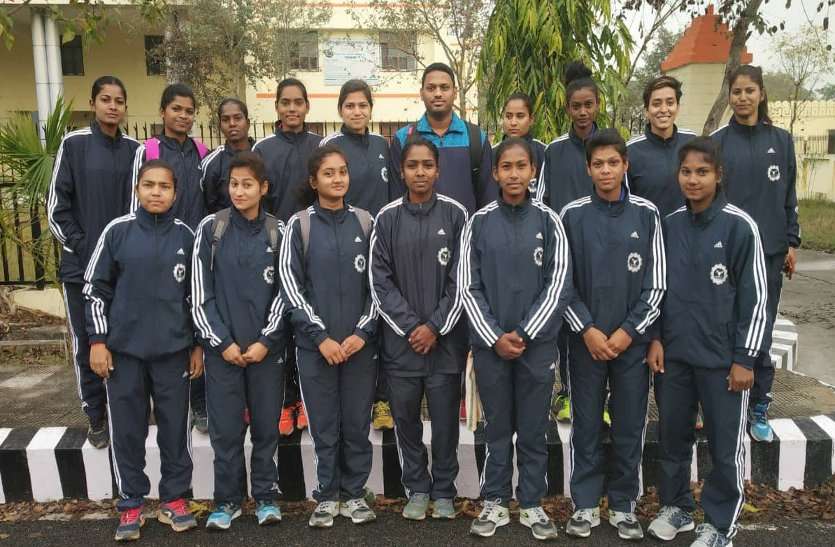खेलों में हेमचंद विवि को आगे रखने वाले खिलाडिय़ों को मिले साढ़े 4 लाख के ईनाम, सबसे ज्यादा हकदार रहीं बेटियां खेलों में हेमचंद विवि को आगे रखने वाले खिलाडिय़ों को मिले साढ़े 4 लाख के ईनाम, सबसे ज्यादा हकदार रहीं बेटियां