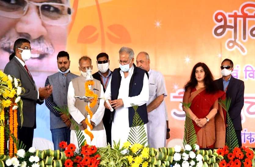 IIT भिलाई के सुपर स्ट्रक्चर भूमिपूजन कार्यक्रम को बीच में छोड़कर चलीं गई सांसद सरोज, देखते रह गए CM और बाकी मंत्री IIT भिलाई के सुपर स्ट्रक्चर भूमिपूजन कार्यक्रम को बीच में छोड़कर चली गई सांसद सरोज, देखते रह गए CM और बाकी मंत्री