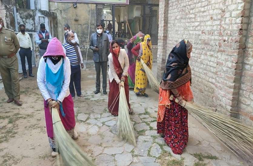 परकोटे में ऐसा क्या हुआ जो हैरिटेज महापौर ने उठाई झाड़ू परकोटे में ऐसा क्या हुआ जो हैरिटेज महापौर ने उठाई झाड़ू