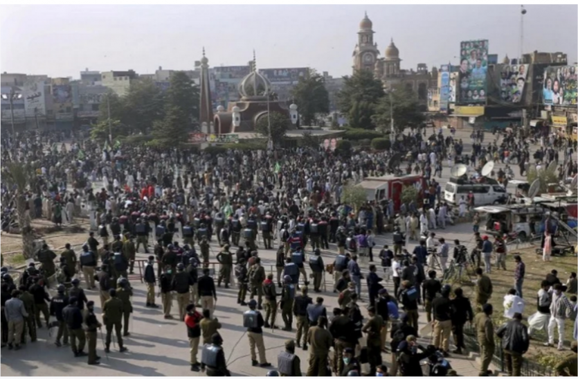 PDM Protest Against Imran Khan Pakistan: कोरोना नियमों को तोड़ने पर विपक्षी दलों के हजारों कार्यकर्ताओं पर मुकदमा दर्ज