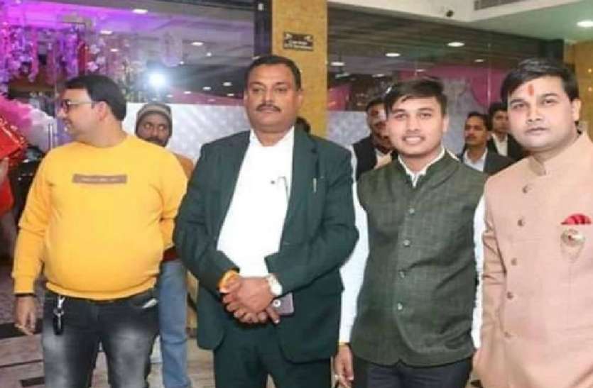 विकास दुबे का साथ देने वाले कारोबारियों की भी बनी लिस्ट, बड़े एक्शन की तैयारी में आयकर विभाग विकास दुबे का साथ देने वाले कारोबारियों की भी बनी लिस्ट, बड़े एक्शन की तैयारी में आयकर विभाग