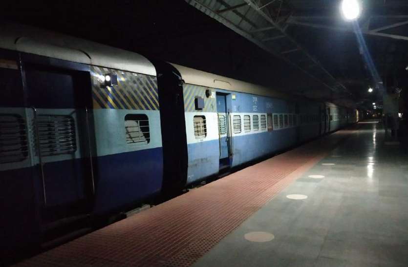 Kisan rail: जिले से एक किसान का 10 टन पार्सल लेकर रवाना हुई ट्रेन, पढ़ें पूरी खबर Kisan rail: जिले से एक किसान का महज 10 टन पार्सल लेकर रवाना हुई ट्रेन, पढ़ें पूरी खबर