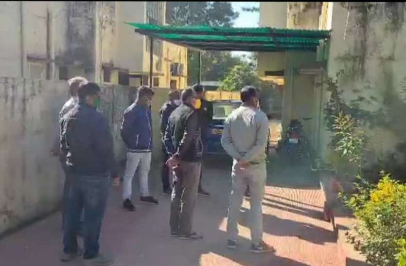 Three big bhilwara UIT officers were caught taking bribe of one lakh भीलवाड़ा यूआईटी के तीन बड़े अधिकारी एक लाख की घूस लेते धरे गए