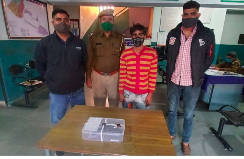 देशी कट्टा लेकर घूम रहा बदमाश गिरफ्तार देशी कट्टा लेकर घूम रहा बदमाश गिरफ्तार