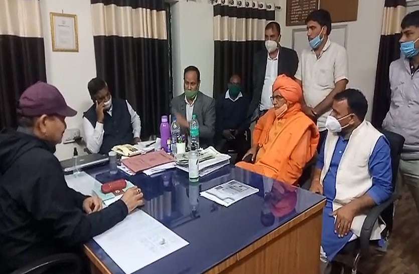 पुलिस के आला अधिकारियों से विरोध दर्ज कराते सांसद सुमेधानंद सरस्वती.. दोषियों के खिलाफ कार्रवाई की मांग