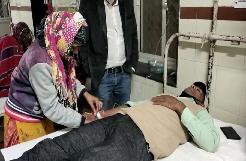 पुलिस की कथित पिटाई से घायल राकेश अस्पताल में इलाज लेते हुए