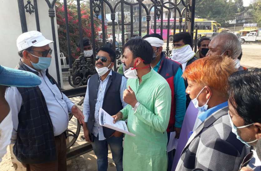 OBC protests against collectorate against agricultural laws केन्द्र के कृषि कानूनों के विरोध में ओबीसी संगठन ने कलेक्ट्रेट पर किया प्रदर्शन