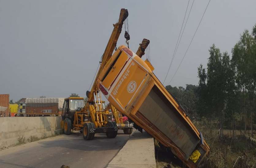 अयोध्या NH 28 पर 40 यात्रियों से भरी बस पलटी अयोध्या NH 28 पर 40 यात्रियों से भरी बस पलटी, सभी सुरक्षित