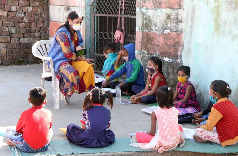 कोरोना ने कर दिया था किताबों से दूर, अब मोहल्ले में ही मिलने लगी शिक्षा कोरोना ने कर दिया था किताबों से दूर, अब मोहल्ले में ही मिलने लगी शिक्षा