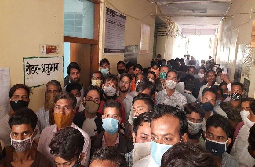 करौली नगरपरिषद चुनाव: चुनाव चिन्ह मिलते ही प्रचार को दौड़े प्रत्याशी करौली नगरपरिषद चुनाव: चुनाव चिन्ह मिलते ही प्रचार को दौड़े प्रत्याशी