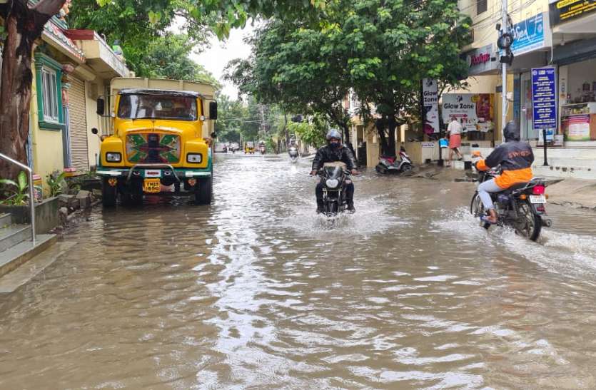 Chennai received 63 mm of rainfall in the last 24 hours चेन्नई में तेज हवा के साथ बारिश ने मचाया कोहराम, एक व्यक्ति की मौत