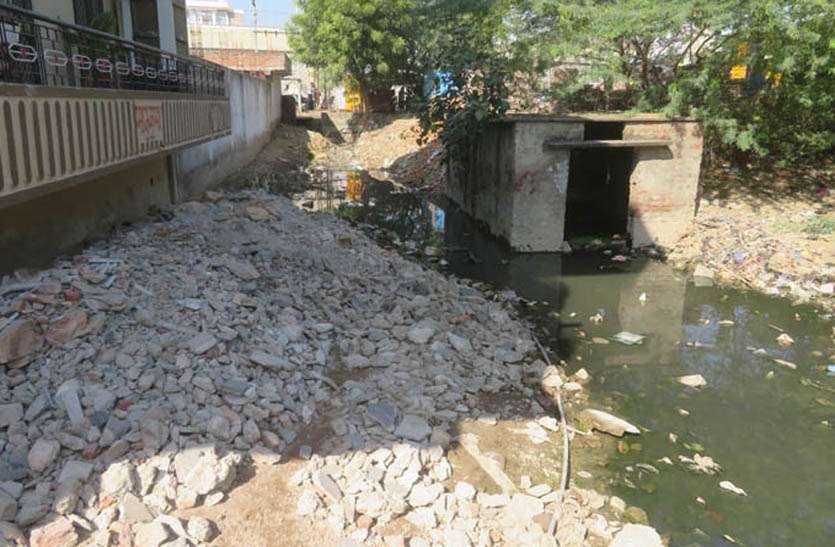 अधूरे नालें निर्माण ने बढ़ाई लोगों की परेशानी अधूरे नालें निर्माण ने बढ़ाई लोगों की परेशानी