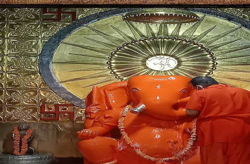 पुष्य नक्षत्र आज, भगवान गणेश का हुआ पंचामृत अभिषेक पुष्य नक्षत्र आज, भगवान गणेश का हुआ पंचामृत अभिषेक