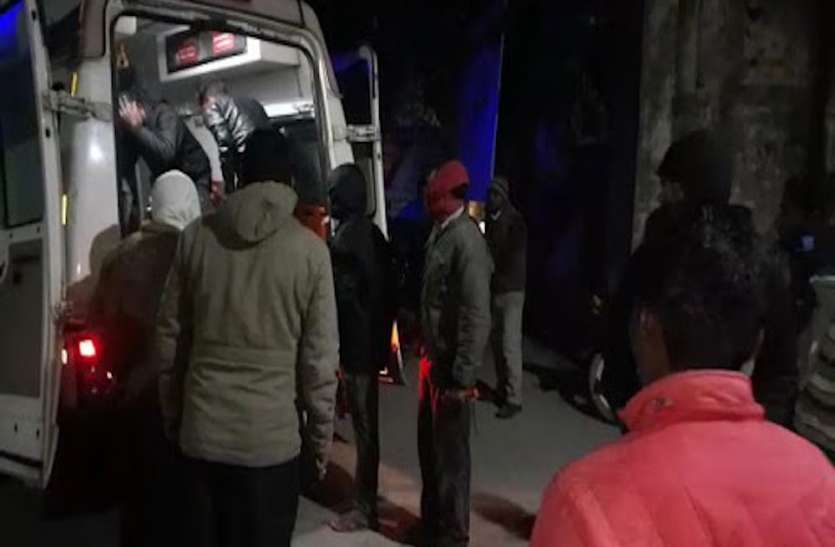 कुशीनगर में बड़ा हादसा, मजदूरों को ले जा रहे ऑटो की ट्रैक्टर से भिड़ंत, चार की मौत, घायलों की चीख पुकार से सहमे लोग कुशीनगर में बड़ा हादसा, मजदूरों को ले जा रहे ऑटो की ट्रैक्टर से भिड़ंत, चार की मौत, घायलों की चीख पुकार से सहमे लोग