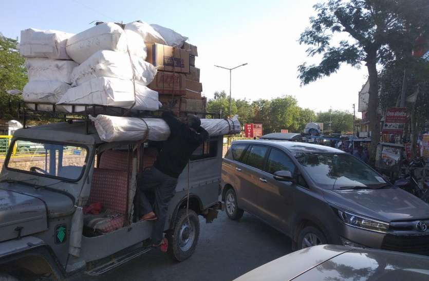 यात्री वाहन में लोडिंग का सामान...यात्रियों की जान को खतरा यात्री वाहन में लोडिंग का सामान...यात्रियों की जान को खतरा