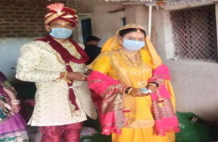 अनोखी शादी, वर-वधु ने मास्क पहनकर लिए सात फेरे अनोखी शादी, वर-वधु ने मास्क पहनकर लिए सात फेरे