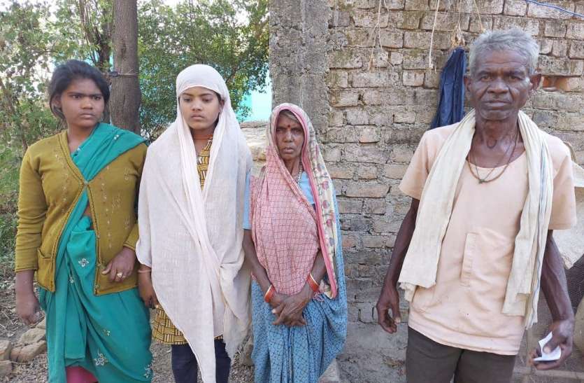 घर में कब्जा कर माता-पिता को बेघर कर दिया था बेटा, खेत में मड़ैया बनाकर रहने थे विवश, पुलिस ने लौटाईं खुशियां घर में कब्जा कर माता-पिता को बेघर कर दिया था बेटा, खेत में मड़ैया बनाकर रहने थे विवश, पुलिस ने लौटाईं खुशियां